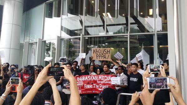 Malaysian journalists holding a rally outside newspaper The Edge's office in 2015, after it was suspended by the government for reporting on 1MDB. [Image Credit: Hasnoor Hussan]